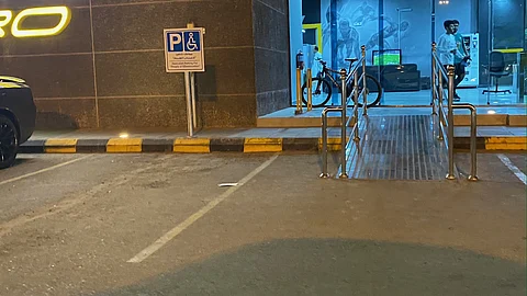 مكة المكرمة.. مواقف ذوي الاحتياجات الخاصة خالية من المركبات غير المخصصة لها