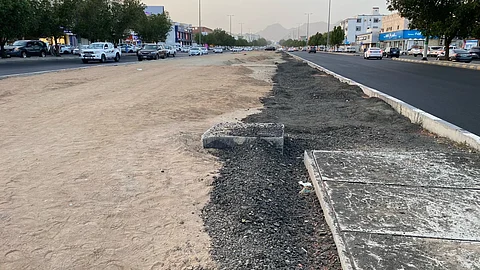 توقف رصف وتزيين جزيرة شارع 64 بالشرائع.. والأهالي يتساءلون