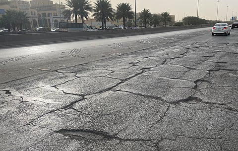 هدر للمال العام وتشويه حضاري.. شوارع أحيائنا حالتها "مزرية" والسبب: مسؤول لا يتابع.. ومقاول لا يهتم.. ومواطن يعاني