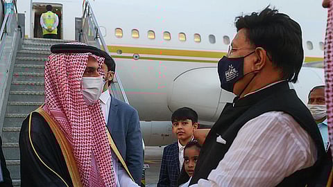 وزير الخارجية يصل عاصمة بنجلاديش