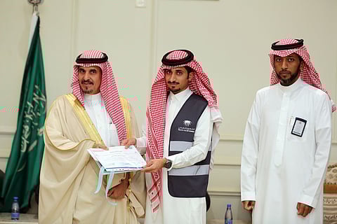 "المسعود" يُكَرّم 13 متطوعًا بوادي الدواسر تَميزوا خلال جائحة كورونا