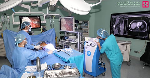 عملية لاستئصال ورم بالغدة الزعترية عبر المنظار الجراحي