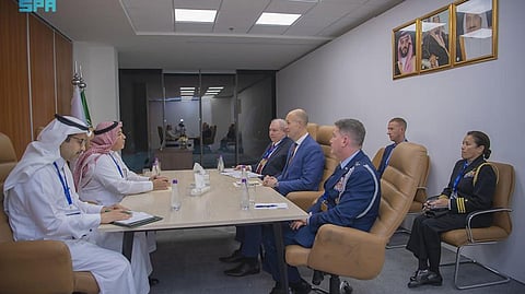 "البياري" يناقش التعاون العسكري ويستعرض إنجازات الوزارة خلال معرض الدفاع العالمي