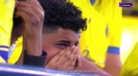 بالدموع .. جماهير النصر تغادر ملعب "مرسول بارك" بعد رباعية الهلال