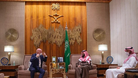 ولي العهد الأمير محمد بن سلمان خلال لقائه رئيس "الفيفا" جياني إنفانتينو