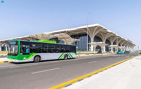 حافلات النقل الترددي لنقل المصلين من الأهالي والزوار من المسجد النبوي وإليه