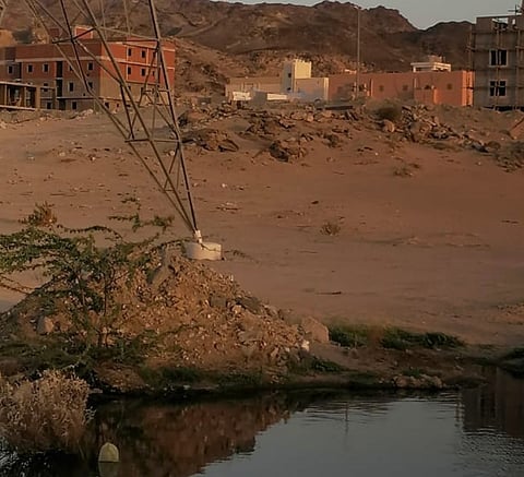 وايتات الصرف الصحي تتخلص من حمولتها داخل مخطط سكني في مكة