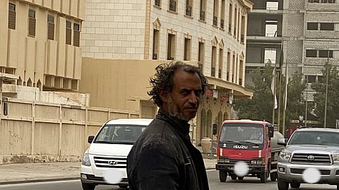 بالصور.. "هائم" في "جرير" الملز.. خطر على نفسه والمارة يتطلب متابعة حالته