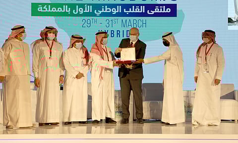 "النزهة" يسلم شهادة التميز في خدمات الأمراض والجراحة لمركز القلب بالمدينة المنورة