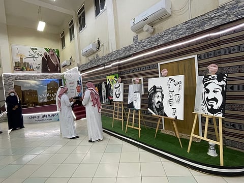 رسائل تربوية ومنحوتات ولوحات تشكيلية وطنية في "ثانوية" جابر بن حيان