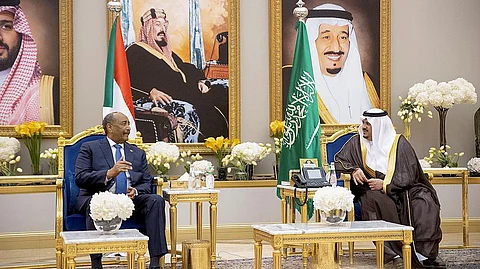 نائب أمير الرياض محمد بن عبدالرحمن بن عبدالعزيز يستقبل رئيس مجلس السيادة السوداني عبدالفتاح البرهان