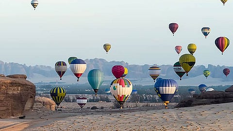 لثلاث سنوات.. "لحظات العُلا" يوقّع اتفاقية رعاية مع الخطوط السعودية