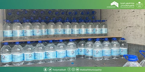 ضُبطت بشاحنة.. إتلاف 400 عبوة ماء زمزم مجهولة قبل بيعها بمكة