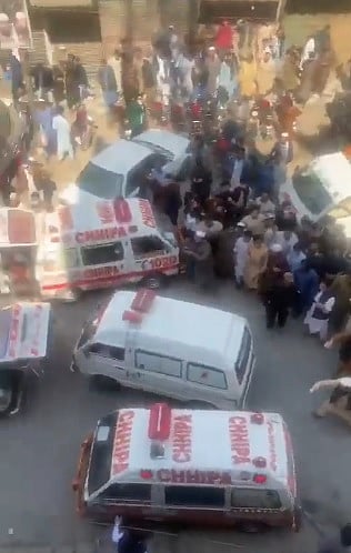 بالفيديو.. مصرع 30 شخصًا وإصابة 56 في انفجار بمسجد في بيشاور بباكستان