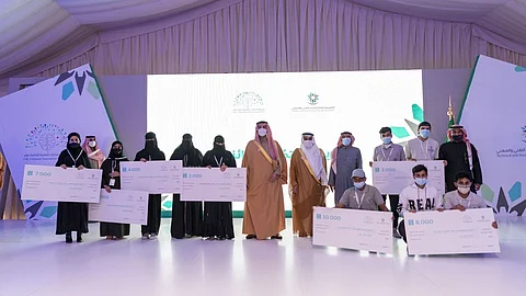 "طالبة بـ"تقنية جدة" تفوز بجائزة الخليج للابتكار والإبداع