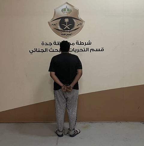 "شرطة جدة" تطيح بمواطن ارتكب عددًا من الحوادث الاحتيالية بإحدى المنصات الحكومية