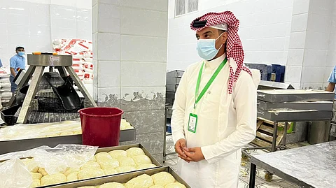 بالصور .. "أمانة الطائف" تضبط مصنع رقاق وتوقف نشاطه المُخالف