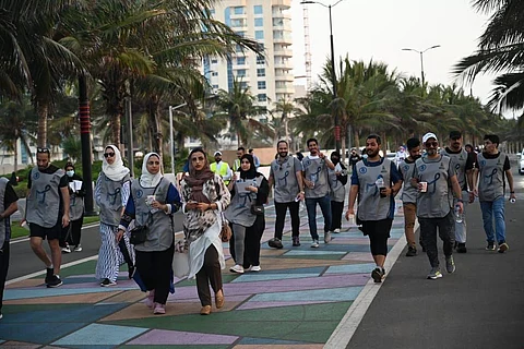 شاهد من جدة.. متطوعون في مبادرة للمشي والوقاية من سرطان القولون