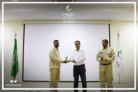 الرئيس التنفيذي لـ"أسمنت حائل" يُكَرّم عددًا من الموظفين والأقسام