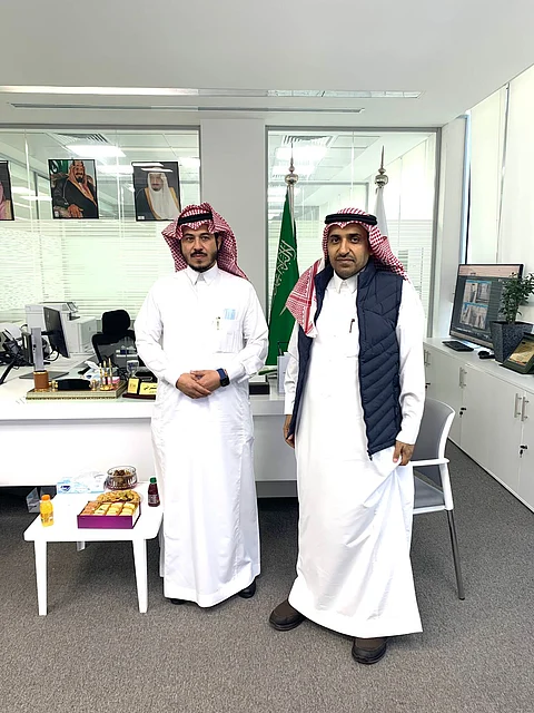 ياسر الأحمري يلتقي مدير التجارة بعسير ويزور المركز السعودي للأعمال