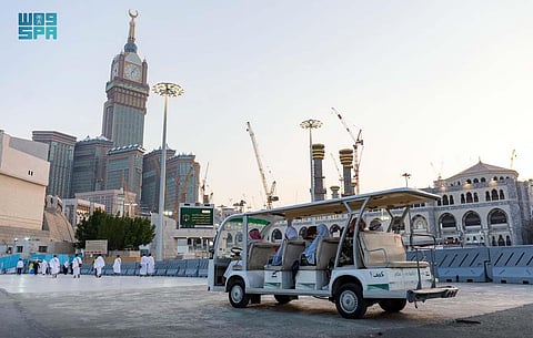 عربات قولف لنقل كبار السن وذوي الإعاقة على مدار الساعة بالمسجد الحرام