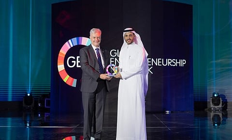 "التجارة" تحصد جائزة "كومباس"