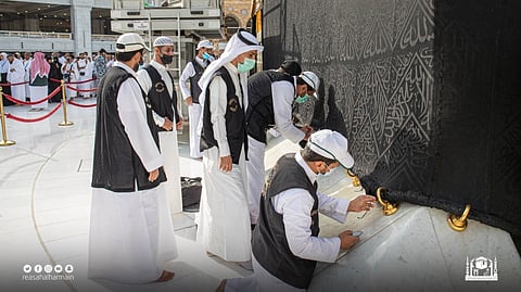 جانب من أعمال شد الحزام وصيانة ثوب الكعبة المشرفة إضافة إلى تثبيت أطرافه