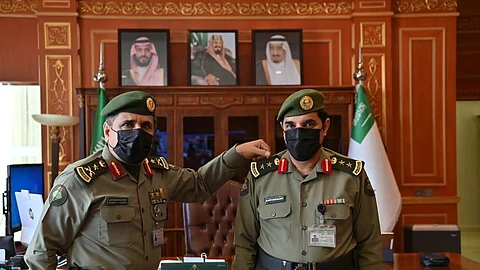 مدير الجوازات يقلد العقيد عوض المقهوي رتبته الجديدة
