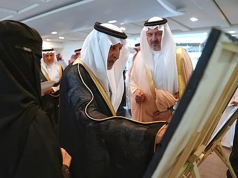 الفنانة التشكيلية الكفيفة نورة مجرشي تقدم لوحة فنية للأمير خالد الفيصل