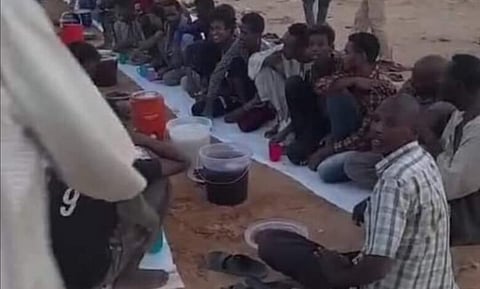 إفطار "الدهابة".. شاهد إفطار رمضاني بالحب لعمال الذهب بالسودان