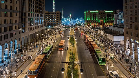 حافلات النقل الترددي تنقل المصلين من وإلى المسجد النبوي الشريف
