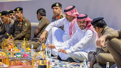 نائب أمير حائل يشارك رجال الأمن إفطارهم الرمضاني بالميدان
