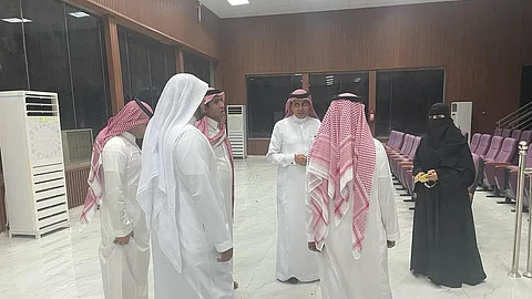 إبراهيم أبوهادي يقف على الاستعدادات لانطلاق مهرجان صيد سمك الحريد بفرسان