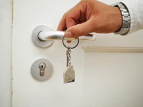 جدة.. أحلام مواطن تتبخر بوجود وحدة سكنية.. والخصم طال راتبه منذ 3 سنوات دون وجودها!