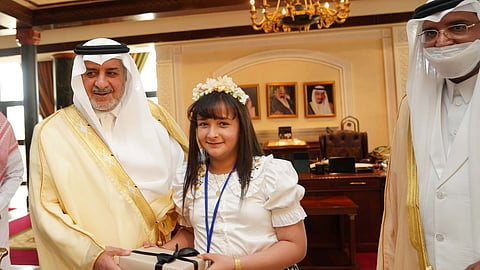 أمير تبوك يكرم طلاب وطالبات مدارس الملك عبدالعزيز