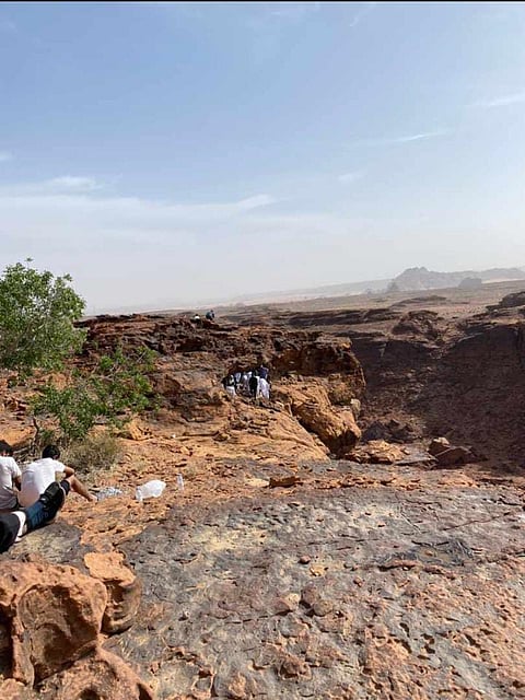 تم تزويده بأكسجين و ماء.. جهود تتواصل لإنقاذ الشاب الذي سقط بين هضبتين في أبو راكة