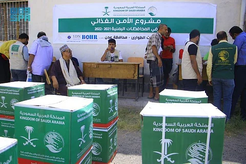 "إغاثي الملك سلمان" يوزّع 103 أطنان من السلال الغذائية في عدن