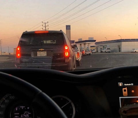 ازدحام السيارات أمام الصرافات الآلية بأم الدوم