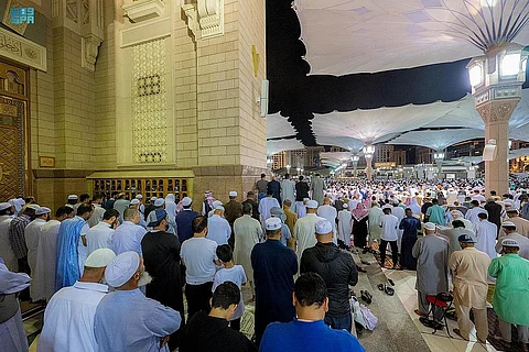 أمان ومنظومة خدمات.. الجموع تؤدي تراويح وقيام ليلة 27 في المسجد النبوي