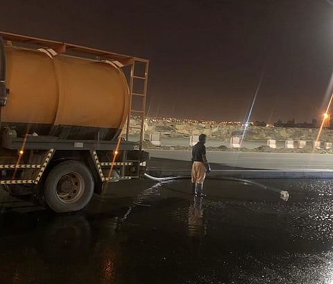 خميس مشيط.. أطنان من البرد ومياه الأمطار تغلق الشوارع وتشلّ حركة السير