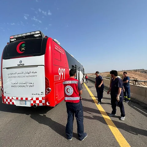 في حادث مروِّع.. مصرع "8" وإصابة "43" في انقلاب حافلة بطريق الهجرة بالمدينة
