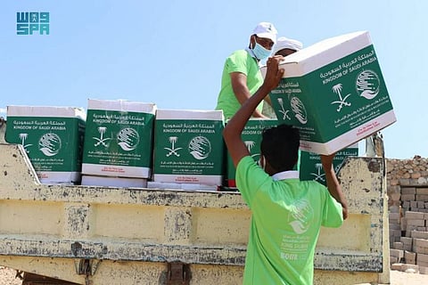 "إغاثي الملك" يوزع أكثر من 113 طنًا من السلال الغذائية في اليمن وكوسوفو