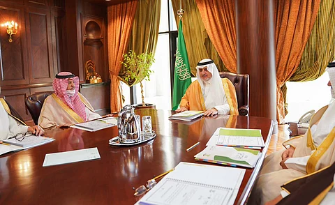 الأمير فهد بن سلطان بن عبدالعزيز في اجتماع مجلس إدارة جمعية الملك عبدالعزيز