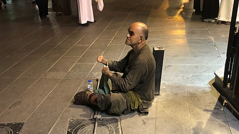 متسوِّل بمنطقة البلد بجدة التاريخية