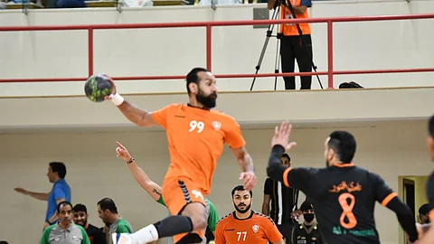 في الجولة الـ21 قبل الأخيرة .."مضر" و "الخليج" يواصلان صدارة دوري كرة اليد
