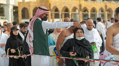 منسوبو وكالة التفويج وإدارة الحشود بالمسجد الحرام يوجّهون المعتمرين