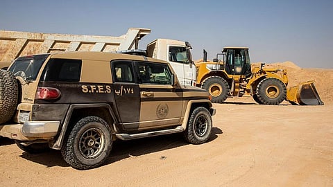 ضبط 19 مخالفاً لنظام البيئة لنقلهم الرمال وتجريف التربة دون ترخيص في تبوك ومكة المكرمة