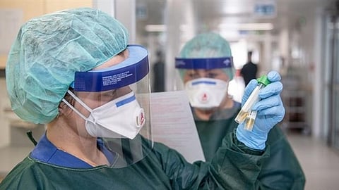 دراسةٌ تكشف تأثير الاختلاط مع غير المحصّنين في نقل عدوى كورونا