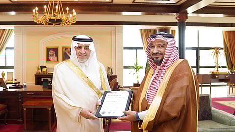أمير تبوك يتسلم شهادة نظام إدارة أمن المعلومات الآيزو 27001