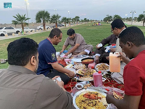 صوت البحر وغروب الشمس.. إفطار رمضاني مميز للعائلات بالواجهات البحرية بجازان